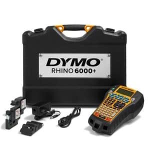 DYMO Rhino 6000+ industriel labelmaskine med PC-tilslutning | Indeholder 1 vinylbåndkassette, 1 fleksibel nylonbåndkassette, en hård kuffert og genopladeligt lithiumionbatteri